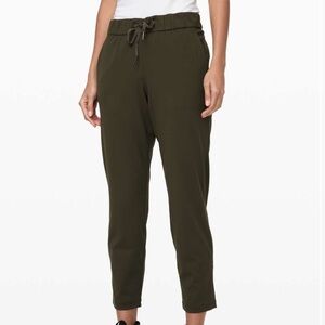 Lululemon On the Fly 7/8 Pant
Dark‎ Olive size 8